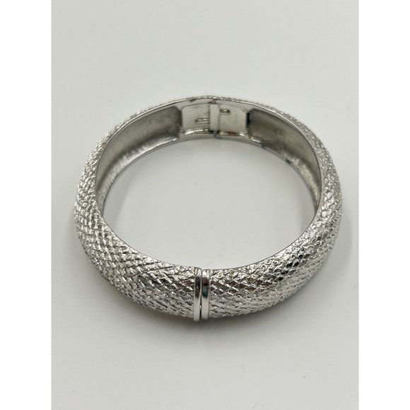 Vintage MONET Signed Hinged Bangle Bracelet Silver Tone Fish Scales Pattern - Picture 3 of 9